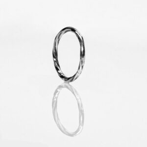 Inel midi din argint 925, knuckle silver ring lucrat manual, fotografiat pe fundal alb în prim‑plan vertical.