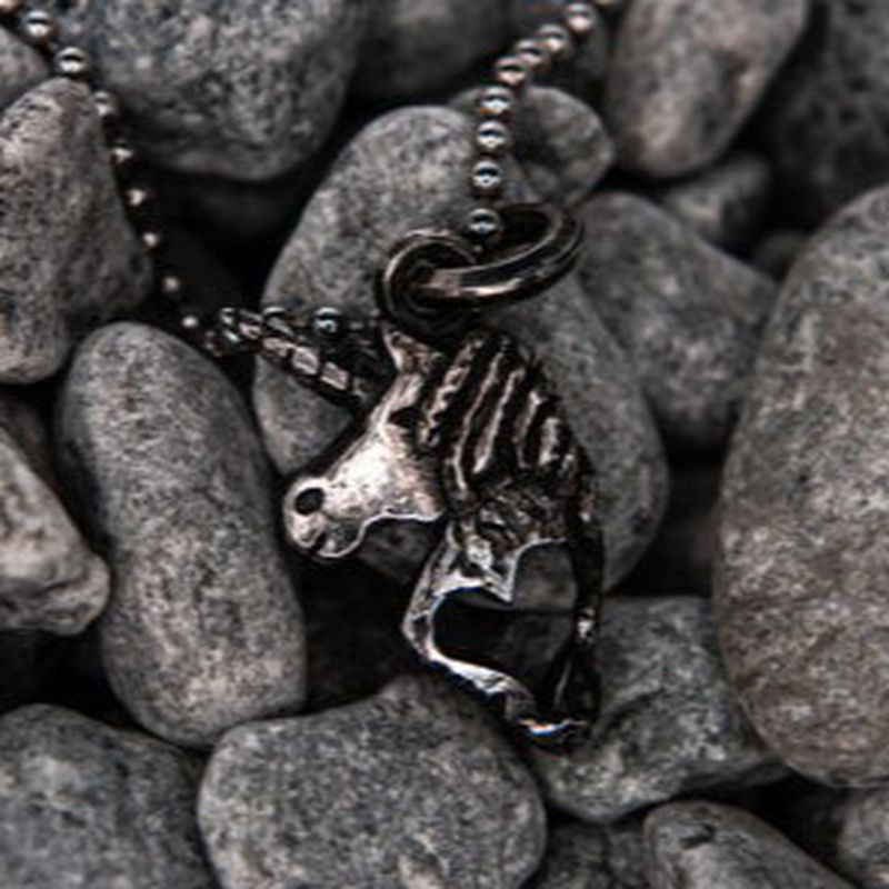 Detaliu pandantiv Unicorn din argint 925 pe pietre, evidențiind textura metalului și patina