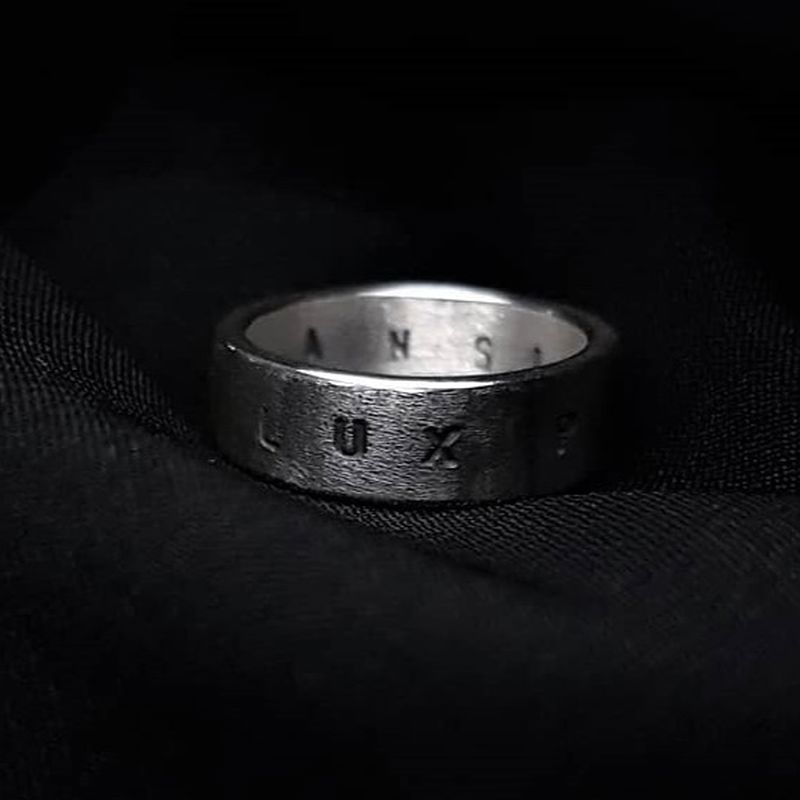 Inel din argint 925 fotografiat din lateral pe fundal negru – bijuterie handmade cu detalii sculpturale