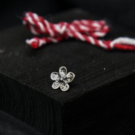 Mărțișor Floare din argint 925 pe fundal negru, cu șnur tradițional alb-roșu