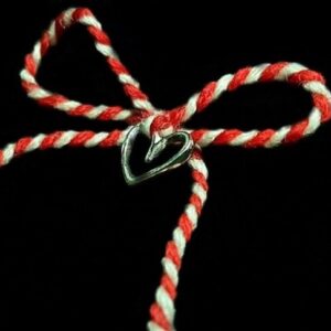 Mărțișor Inimă din argint 925 pe fundal negru, cu șnur tradițional alb-roșu