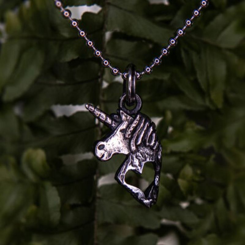 Pandantiv Unicorn din argint 925 fotografiat în natură, simbol al purității și conexiunii spirituale
