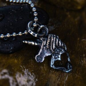 Pandantiv Unicorn din argint 925 așezat pe pietre naturale, evidențiind textura și detaliile sculpturii