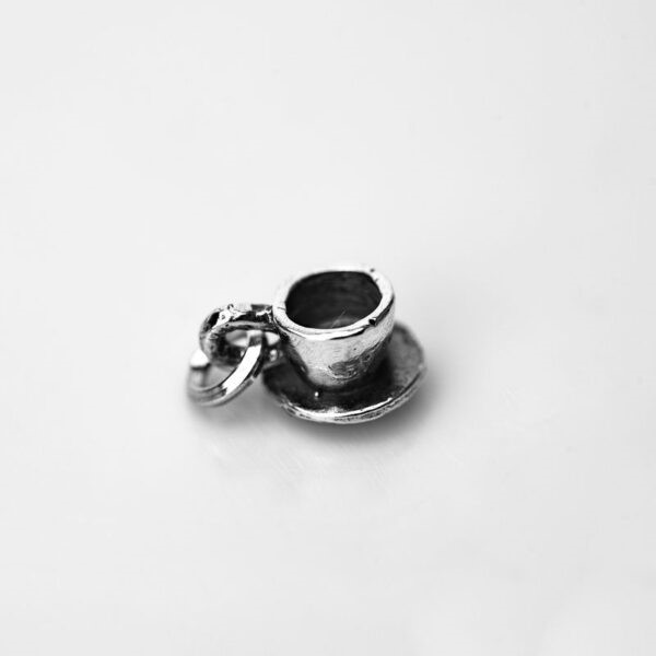 Mărțișor Ceașcă de Cafea din argint 925 fotografiat din față pe fundal alb