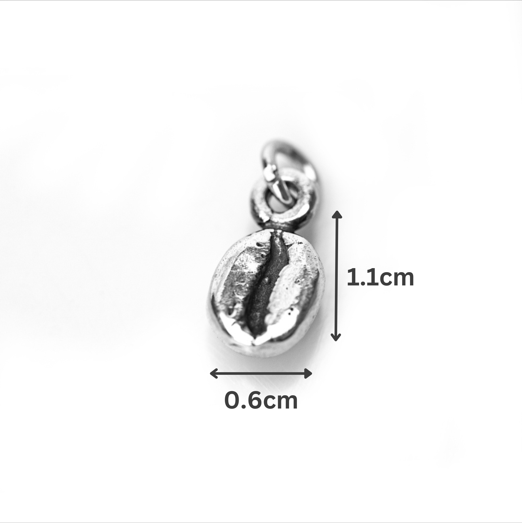 Imagine cu dimensiunile exacte ale ch- armului boabă cafea din argint 925 – bijuterie compactă, festivă și lucrată manual.