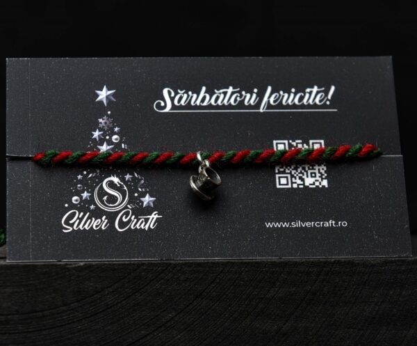 Charm ceașcă cafea din argint 925, lucrat manual, pe șnur roșu și verde, așezat pe carton festiv tematic de Crăciun – bijuterie cozy pentru cadouri de iarnă.
