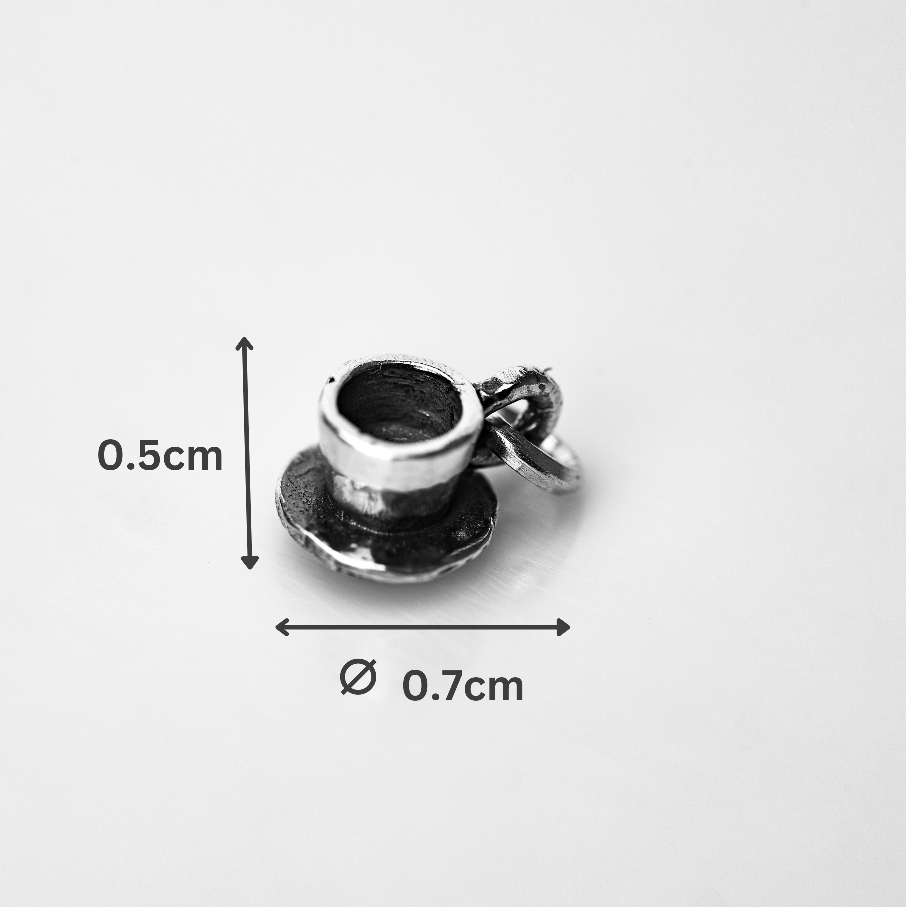 Imagine cu dimensiunile exacte ale charmului ceașcă cafea din argint 925 – bijuterie compactă, festivă și lucrată manual.
