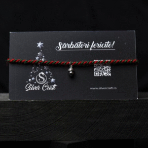 Charm ghindă din argint 925, lucrat manual, așezat pe șnur roșu și verde, prezentat pe carton festiv tematic de Crăciun – bijuterie delicată pentru cadouri de iarnă.