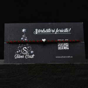 Charm inimioară din argint 925 pe șnur verde și roșu, așezat pe carton festiv de Crăciun – bijuterie lucrată manual, ideală pentru cadouri de sărbători.