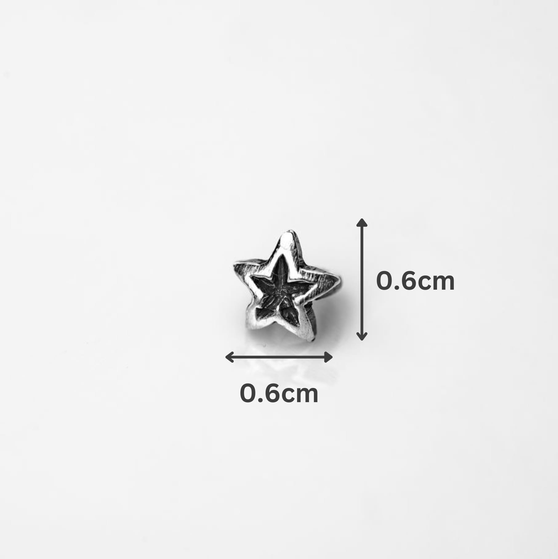 Imagine cu dimensiunile exacte ale charmului steluță mică din argint 925 – bijuterie compactă, festivă și lucrată manual.
