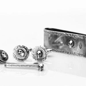 Set complet de accesorii masculine Memento Mori din argint 925 – butoni, ac de cravată, pin rever și clips bani, lucrate manual cu design unicat.