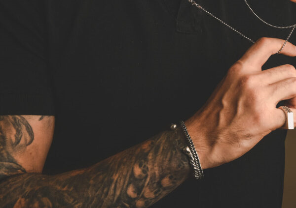 Brățară din argint 925 purtată pe încheietură, alături de alte bijuterii handmade – accesoriu elegant și versatil.