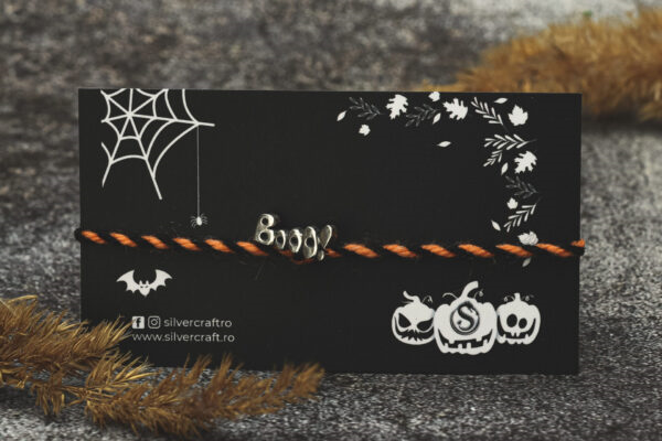 Charm Boo din argint 925 prezentat pe carton tematic de Halloween – bijuterie ambalată pentru cadou spooky.