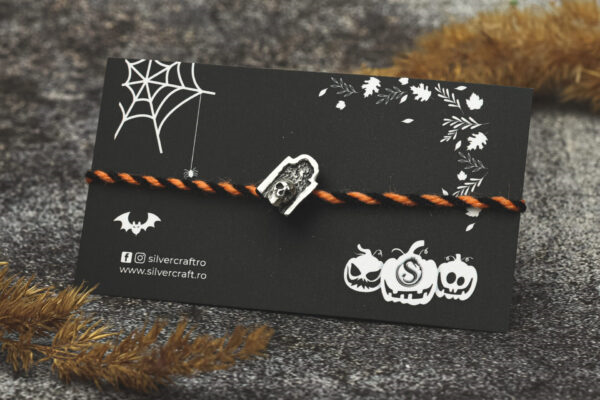 Bijuterie R.I.P din argint 925 prezentată pe carton festiv de Halloween – cadou original pentru sezonul spooky.