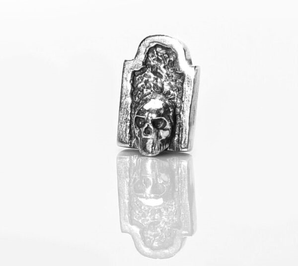 Charm R.I.P din argint 925, fotografiat în prim plan – bijuterie gotică, tematică Halloween, cu detalii clare și finisaj artizanal.