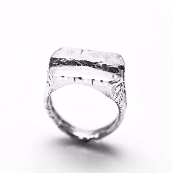 Inel Argint 925 Razor sculptat manual și patinat. Design unicat cu texturi artistice, bijuterie statement creată de bijutier român, ideală pentru colecționari.
