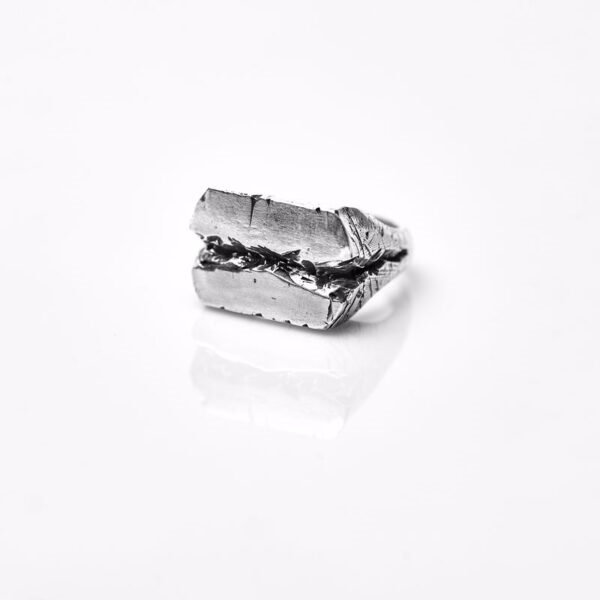 Inel Argint 925 Razor sculptat manual și patinat. Design unicat cu texturi artistice, bijuterie statement creată de bijutier român, ideală pentru colecționari.