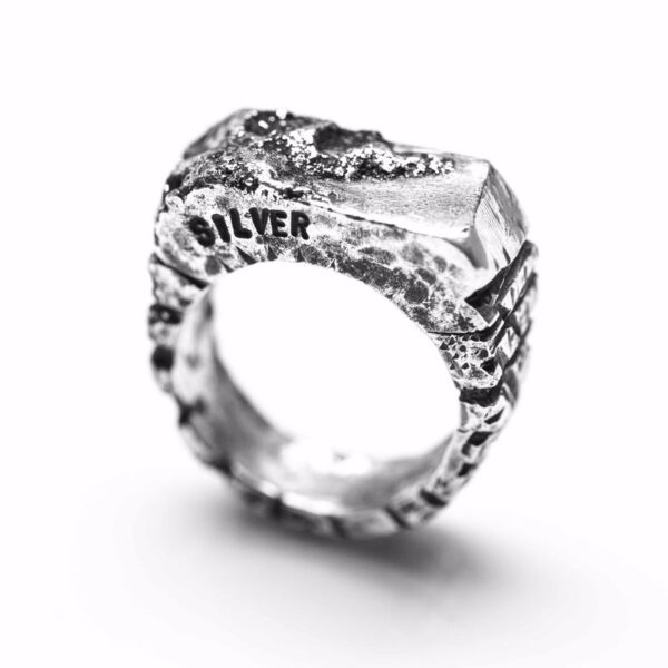 Inel Argint 925 Silver Kiss realizat manual. Design masiv, texturat, patinat, unicat. Bijuterie statement sculptată manual, ideală pentru colecționari.