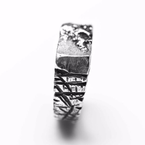 Inel Argint 925 Silver Kiss realizat manual. Design masiv, texturat, patinat, unicat. Bijuterie statement sculptată manual, ideală pentru colecționari.