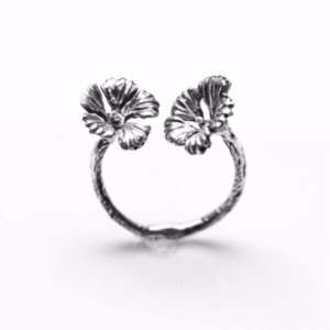 Inel Argint Hibiscus lucrat manual prin tehnica cerii pierdute. Design floral unic, cu două flori sculptate, reglabil, bijuterie unicat elegantă