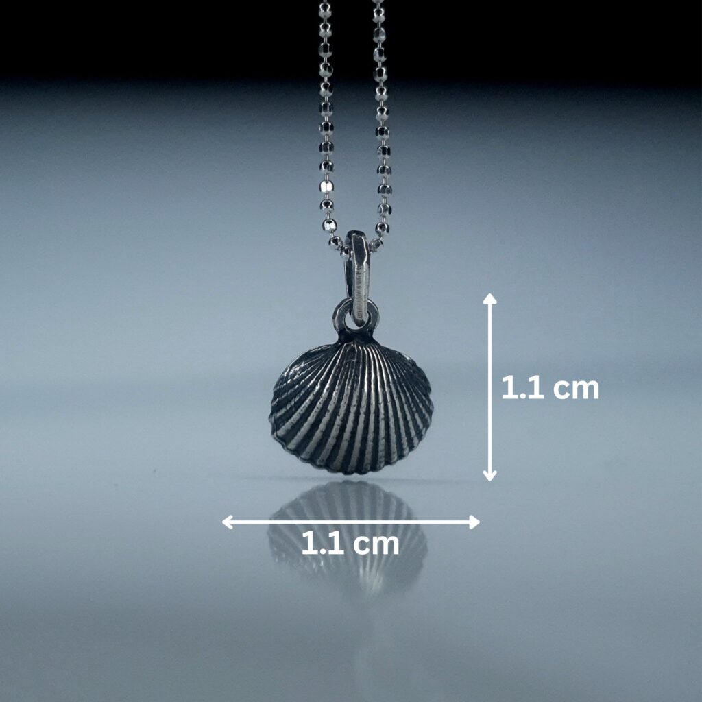 Pandantiv Scoică Bivalvă Argint 925 bijuterie elegantă lucrată manual, inspirată de frumusețea mării. Vine cu lanț delicat de 1mm, ideal pentru iubitorii de vară, vacanțe și accesorii rafinate