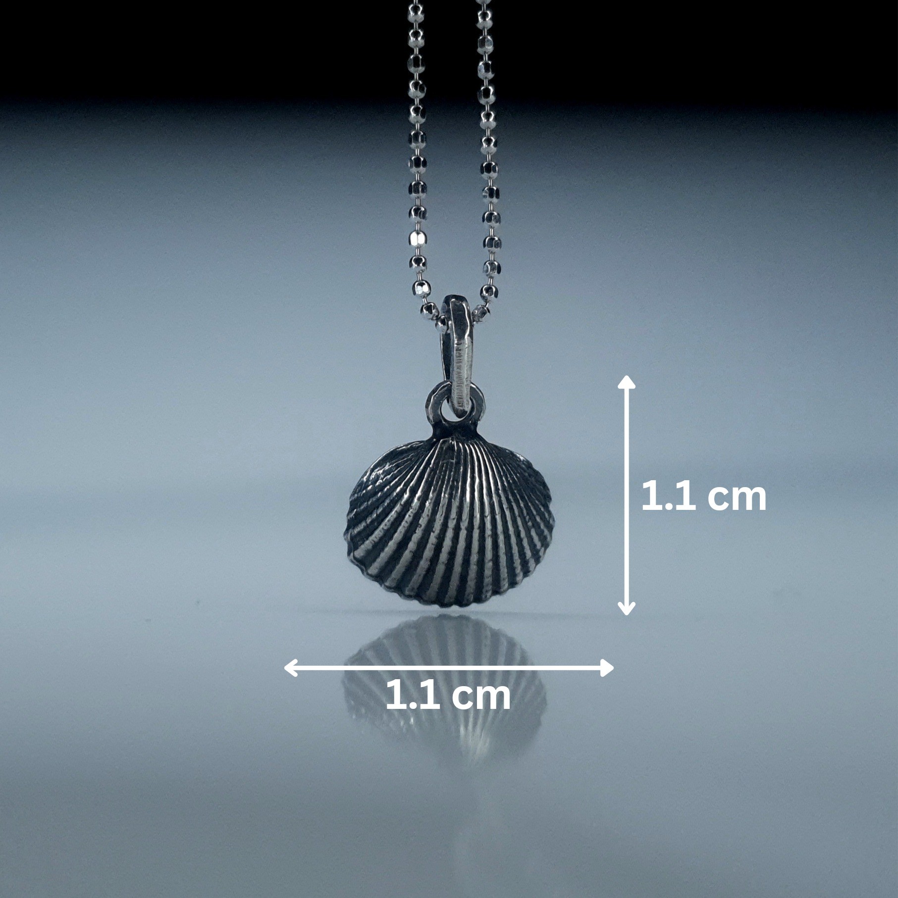 Pandantiv Scoică Bivalvă Argint 925 bijuterie elegantă lucrată manual, inspirată de frumusețea mării. Vine cu lanț delicat de 1mm, ideal pentru iubitorii de vară, vacanțe și accesorii rafinate
