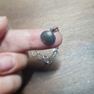 Pandantiv Scoică Bivalvă Argint 925 -bijuterie elegantă lucrată manual, inspirată de frumusețea mării. Vine cu lanț delicat de 1mm, ideal pentru iubitorii de vară, vacanțe și accesorii rafinate