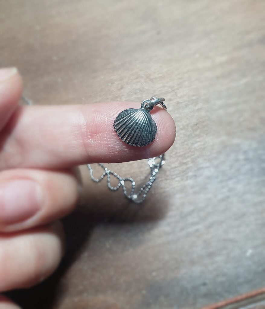 Pandantiv Scoică Bivalvă Argint 925 -bijuterie elegantă lucrată manual, inspirată de frumusețea mării. Vine cu lanț delicat de 1mm, ideal pentru iubitorii de vară, vacanțe și accesorii rafinate