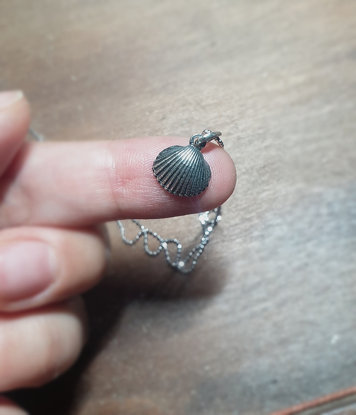 Pandantiv Scoică Bivalvă Argint 925 -bijuterie elegantă lucrată manual, inspirată de frumusețea mării. Vine cu lanț delicat de 1mm, ideal pentru iubitorii de vară, vacanțe și accesorii rafinate