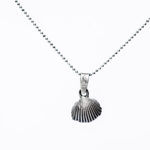 Pandantiv Scoică Bivalvă Argint 925 bijuterie elegantă lucrată manual, inspirată de frumusețea mării. Vine cu lanț delicat de 1mm, ideal pentru iubitorii de vară, vacanțe și accesorii rafinate