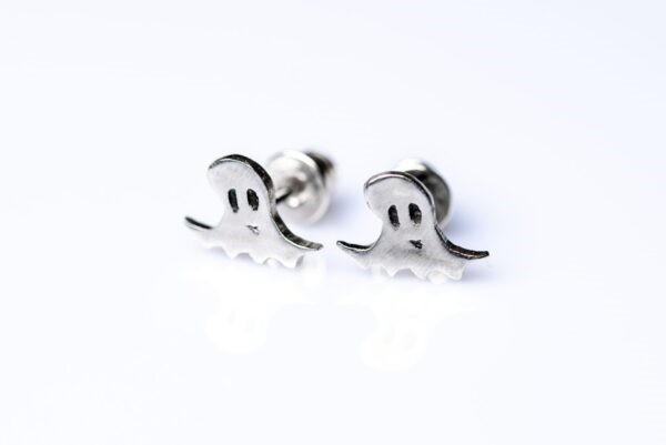 Cercei Fantomițe Argint 925, realizați manual, cu design tematic de Halloween. Accesorii spooky, ușor de purtat, ideale pentru petreceri și cadouri speciale.