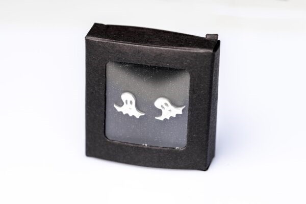 Cercei Fantomițe Argint 925, realizați manual, cu design tematic de Halloween. Accesorii spooky, ușor de purtat, ideale pentru petreceri și cadouri speciale.
