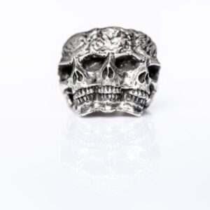 Inel Argint Trinitate lucrat manual, unicat, cu trei cranii sculptate și simbol Cthulhu, realizat din argint 925. Accesoriu gotic premium, perfect pentru stilurile dark și rock.