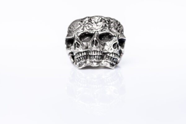 Inel Argint Trinitate lucrat manual, unicat, cu trei cranii sculptate și simbol Cthulhu, realizat din argint 925. Accesoriu gotic premium, perfect pentru stilurile dark și rock.