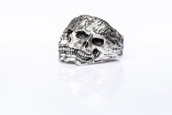 Inel Argint Trinitate lucrat manual, unicat, cu trei cranii sculptate și simbol Cthulhu, realizat din argint 925. Accesoriu gotic premium, perfect pentru stilurile dark și rock.