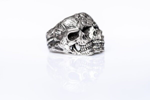 Inel Argint Trinitate lucrat manual, unicat, cu trei cranii sculptate și simbol Cthulhu, realizat din argint 925. Accesoriu gotic premium, perfect pentru stilurile dark și rock.