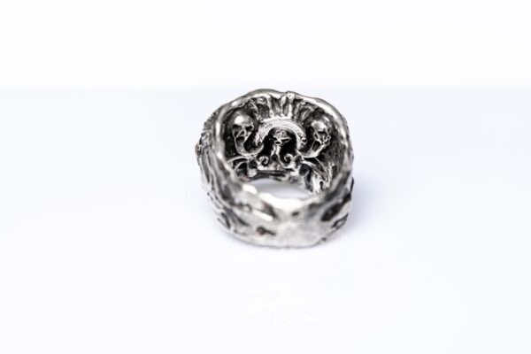 Inel Argint Trinitate lucrat manual, unicat, cu trei cranii sculptate și simbol Cthulhu, realizat din argint 925. Accesoriu gotic premium, perfect pentru stilurile dark și rock.