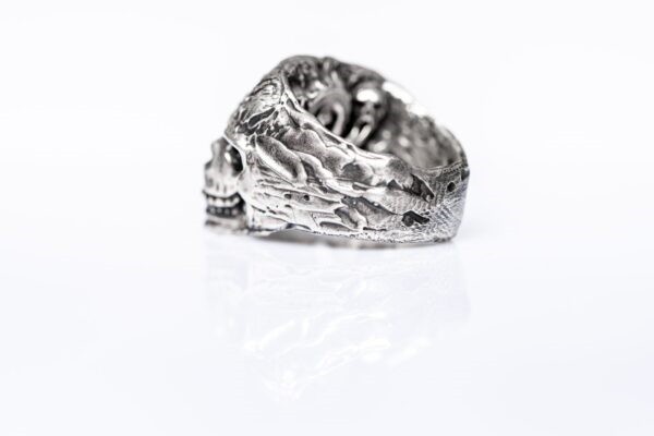 Inel Argint Trinitate lucrat manual, unicat, cu trei cranii sculptate și simbol Cthulhu, realizat din argint 925. Accesoriu gotic premium, perfect pentru stilurile dark și rock.