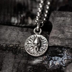 Pandantiv Mini Skull Urlet Argint 925, cu design gotic și craniu urlător sculptat manual. Logo Silver Craft cu dragon și șarpe, simbol al puterii și echilibrului. Bijuterie ideală pentru stiluri dark, goth și rock