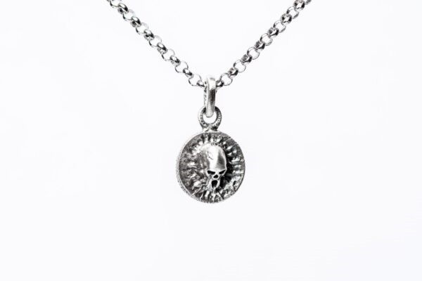 Pandantiv Mini Skull Urlet Argint 925, cu design gotic și craniu urlător sculptat manual. Logo Silver Craft cu dragon și șarpe, simbol al puterii și echilibrului. Bijuterie ideală pentru stiluri dark, goth și rock