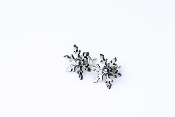 Cercei din argint 925 Fulg de Zăpadă – bijuterie delicată lucrată manual, inspirată de frumusețea iernii. Un accesoriu elegant, perfect pentru un look rafinat și strălucitor