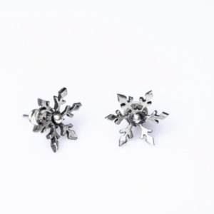 Cercei Argint Fulg de Zăpadă – bijuterie delicată lucrată manual, inspirată de frumusețea iernii. Un accesoriu elegant, perfect pentru un look rafinat și strălucitor