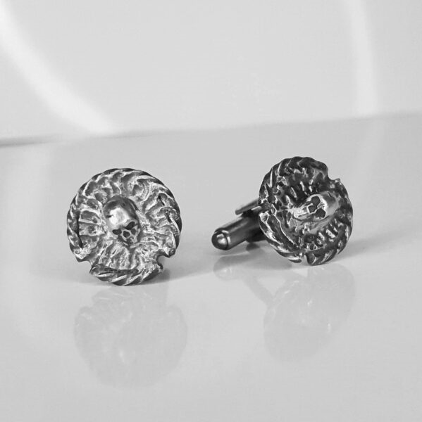 Butoni pentru cămașă din argint 925 – design Memento Mori, unicat, lucrat manual cu atenție la detalii. O singură pereche disponibilă, un accesoriu elegant cu semnificație profundă.