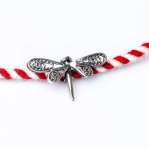 Mărțișor Libelulă Argint 925 – bijuterie lucrată manual, inspirată din tradiția românească, cu șnur din lână. Simbol al eleganței și renașterii, perfect pentru 1 Martie