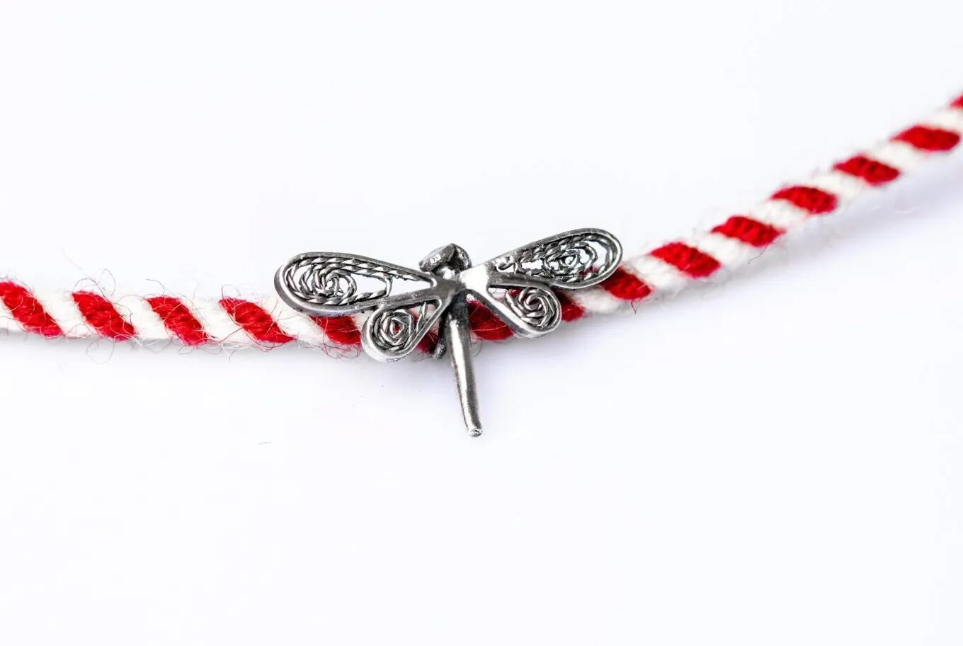 Mărțișor Libelulă Argint 925 – bijuterie lucrată manual, inspirată din tradiția românească, cu șnur din lână. Simbol al eleganței și renașterii, perfect pentru 1 Martie