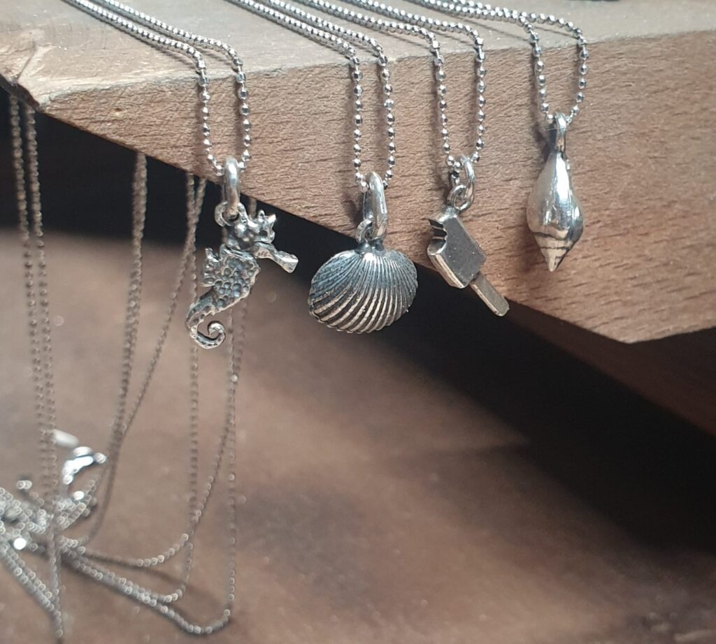 Bijuterii din argint 925 purtate vara, în lumină naturală, stil minimalist