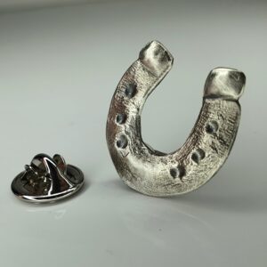 Broșă potcoavă din argint 925 lucrată manual prin cizelură