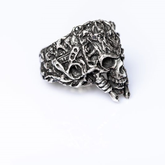 Inel Argint Inspirație – vedere laterală cu aparate de tatuat sculptate manual